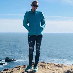 LIKE NEW Express women’s stretch ripped jean leggings mid rise in size 2R